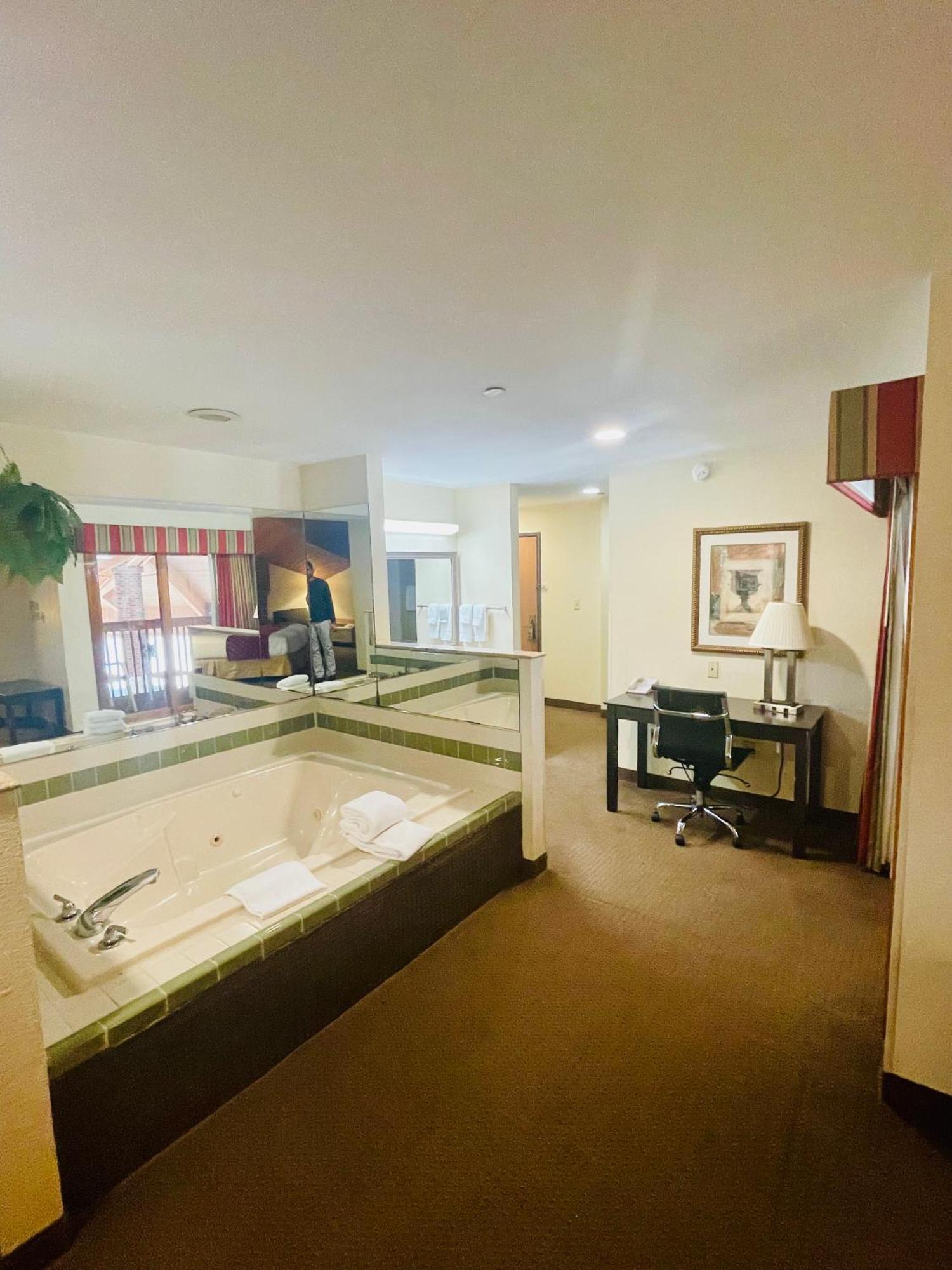 Hotel Baymont By Wyndham Indianapolis Esterno foto